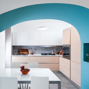 Esempio di una cucina contemporanea con lavello a doppia vasca, ante lisce, ante in legno chiaro, paraspruzzi grigio, elettrodomestici in acciaio inossidabile, pavimento grigio e top bianco