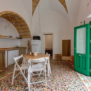 Foto di una cucina mediterranea con nessun'anta, top in legno, elettrodomestici bianchi e nessuna isola