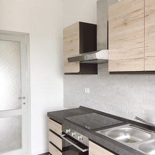 Esempio di una cucina lineare contemporanea con lavello a doppia vasca, ante in legno chiaro, elettrodomestici neri, top grigio, ante lisce, paraspruzzi beige e pavimento multicolore