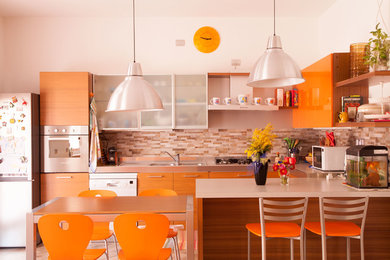 Ispirazione per una cucina contemporanea di medie dimensioni con lavello da incasso, ante arancioni, paraspruzzi in gres porcellanato, pavimento in gres porcellanato, ante lisce e paraspruzzi arancione