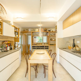 Immagine di una cucina contemporanea con ante lisce, ante bianche, top grigio, lavello da incasso, paraspruzzi beige, elettrodomestici bianchi e pavimento beige