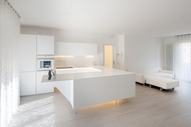 Ristrutturazione di un appartamento con cucina “total white” ed arredi su misura