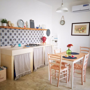 Immagine di una cucina lineare mediterranea con nessun'anta e nessuna isola