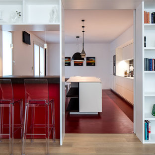 Idee per una cucina moderna di medie dimensioni con ante lisce, elettrodomestici neri e pavimento multicolore