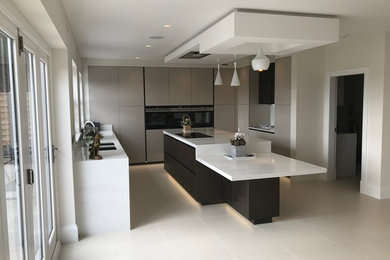 Esempio di una cucina minimalista con ante lisce, pavimento bianco e top bianco