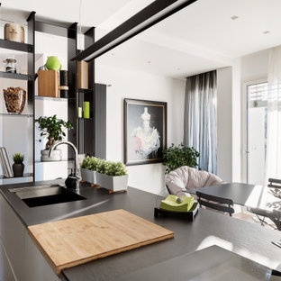 Idee per una cucina contemporanea con lavello sottopiano, ante lisce, ante bianche, parquet scuro e pavimento marrone