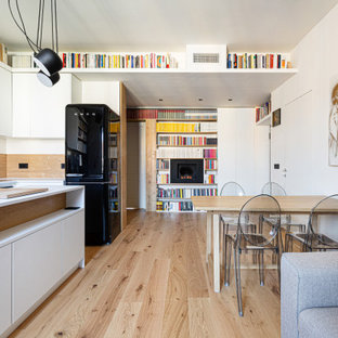 Immagine di una grande cucina scandinava con parquet chiaro, ante lisce, ante bianche, paraspruzzi marrone, paraspruzzi in legno, elettrodomestici neri, pavimento beige e top bianco
