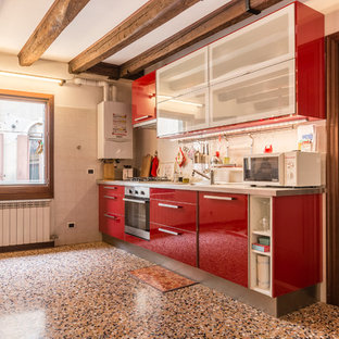 Idee per una cucina eclettica con lavello da incasso, ante lisce, ante rosse, top in acciaio inossidabile, paraspruzzi grigio, elettrodomestici neri, nessuna isola e pavimento multicolore