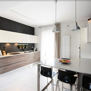 Idee per una cucina minimal con lavello a doppia vasca, ante lisce, ante in legno scuro, paraspruzzi nero, penisola e pavimento bianco