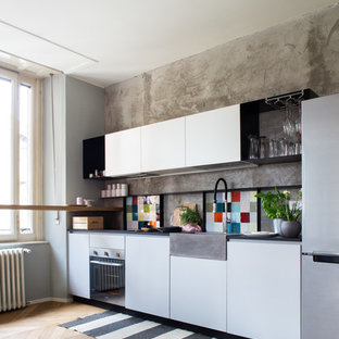 Idee per una cucina lineare contemporanea con lavello stile country, ante lisce, ante bianche, paraspruzzi multicolore, parquet chiaro, nessuna isola e pavimento beige