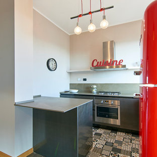 Foto di una piccola cucina parallela design con ante lisce, ante grigie, paraspruzzi grigio, paraspruzzi con lastra di vetro, penisola, pavimento multicolore e top grigio