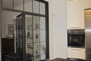 Imagen de cocina moderna con puertas de armario de madera oscura