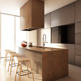 Esempio di una cucina contemporanea con lavello sottopiano, ante lisce, ante grigie, elettrodomestici in acciaio inossidabile, pavimento beige e top marrone
