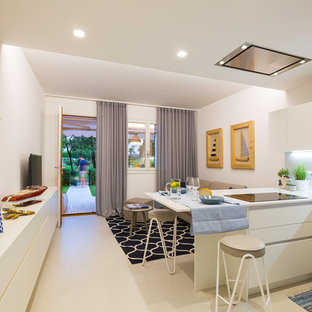 Immagine di una piccola cucina ad ambiente unico stile marinaro con ante lisce, top in superficie solida, paraspruzzi bianco, pavimento beige, top bianco, lavello sottopiano, ante bianche e penisola