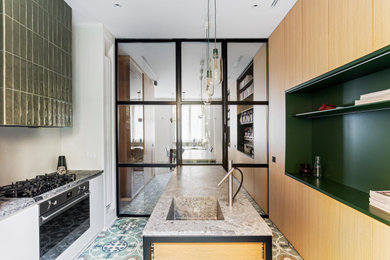 Inspiration för ett stort funkis grå grått kök, med en integrerad diskho, luckor med profilerade fronter, skåp i ljust trä, marmorbänkskiva, rostfria vitvaror, marmorgolv, flera köksöar och flerfärgat golv