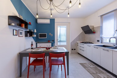 Esempio di una cucina minimalista con top in quarzo composito, pavimento in gres porcellanato e pavimento grigio