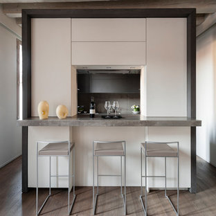 Ispirazione per una piccola cucina lineare contemporanea con ante bianche, parquet scuro, pavimento marrone, ante lisce, paraspruzzi grigio e top grigio