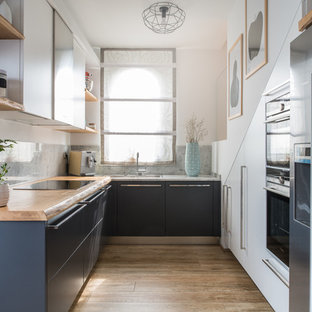 Ispirazione per una cucina design di medie dimensioni con lavello a vasca singola, ante lisce, ante grigie, top in legno, paraspruzzi grigio, paraspruzzi in marmo, elettrodomestici in acciaio inossidabile, pavimento in gres porcellanato, nessuna isola e pavimento beige