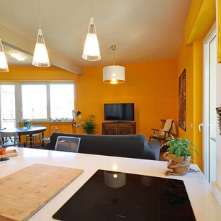 Immagine di una cucina minimalista con lavello a vasca singola, ante lisce, ante bianche, paraspruzzi bianco, elettrodomestici bianchi, pavimento in laminato, penisola e top bianco