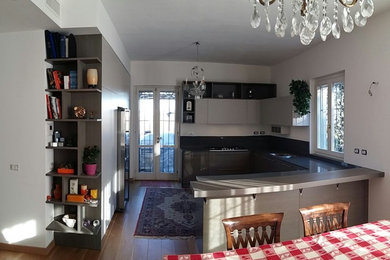 Immagine di una cucina minimalista di medie dimensioni con lavello a doppia vasca, ante lisce, ante grigie, top in quarzo composito e parquet chiaro
