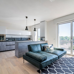 Esempio di una cucina design di medie dimensioni con lavello da incasso, ante lisce, ante grigie, top in laminato, paraspruzzi grigio, elettrodomestici in acciaio inossidabile, parquet chiaro e top grigio