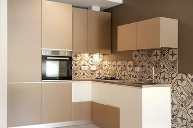 Ejemplo de cocinas en L moderna pequeña abierta con armarios con paneles lisos, salpicadero multicolor, salpicadero de azulejos de cerámica, suelo de baldosas de porcelana y suelo gris