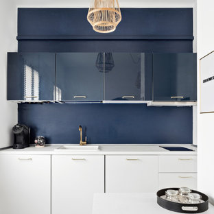 Ispirazione per una piccola cucina contemporanea con pavimento in laminato, pavimento bianco, top bianco, lavello a vasca singola, ante lisce, ante bianche e nessuna isola