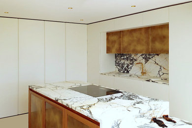 Offene, Große Stilmix Küche in L-Form mit integriertem Waschbecken, profilierten Schrankfronten, hellbraunen Holzschränken, Marmor-Arbeitsplatte, bunter Rückwand, Rückwand aus Marmor, Kücheninsel und bunter Arbeitsplatte in Sonstige