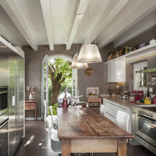 Esempio di un cucina con isola centrale industriale con ante lisce, ante bianche, top in legno, paraspruzzi a effetto metallico, parquet scuro, pavimento marrone e top marrone