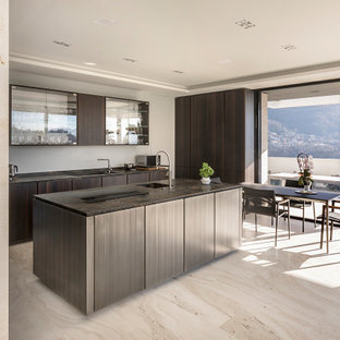 Foto di una cucina minimal con lavello integrato, top in marmo, pavimento in marmo, isola, pavimento beige, top marrone, ante lisce, ante in legno bruno e soffitto ribassato