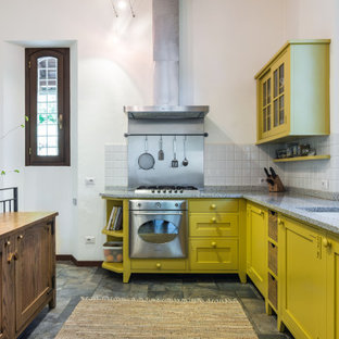 Ispirazione per una grande cucina ad U design con lavello sottopiano, ante in stile shaker, ante verdi, paraspruzzi bianco, elettrodomestici in acciaio inossidabile, pavimento grigio e top grigio