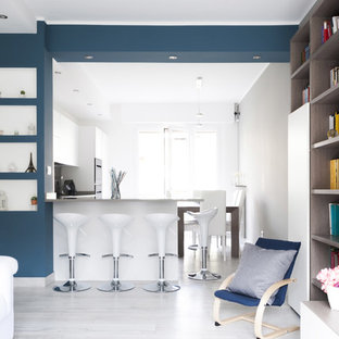 Ispirazione per una cucina contemporanea con ante lisce, ante bianche, penisola, pavimento bianco e parquet chiaro