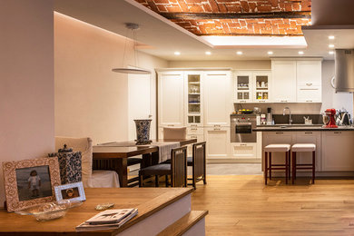 Foto di una cucina minimalista con parquet chiaro e pavimento marrone