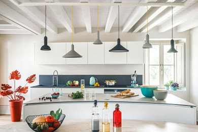 Foto di un cucina con isola centrale design con ante lisce, ante bianche, paraspruzzi grigio e top grigio