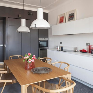 Vista sulla zona pranzo con le colonne cucina integrate nella nicchia verniciata