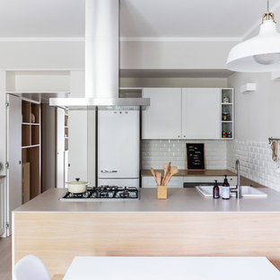 Idee per una cucina nordica di medie dimensioni con lavello da incasso, ante con riquadro incassato, ante bianche, top in legno, paraspruzzi bianco, paraspruzzi con piastrelle diamantate, elettrodomestici in acciaio inossidabile, parquet chiaro e top beige