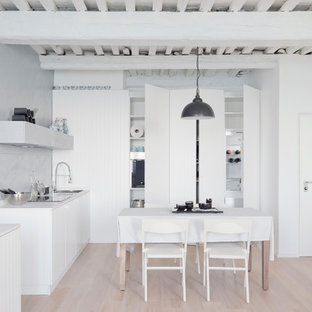 Idee per una piccola cucina minimalista con lavello da incasso, ante bianche, top in quarzo composito, paraspruzzi grigio, elettrodomestici bianchi, parquet chiaro, nessuna isola, pavimento beige, top bianco e ante lisce