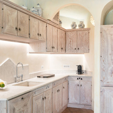 Zona cucina con maniglia artigianale in ferro battutto