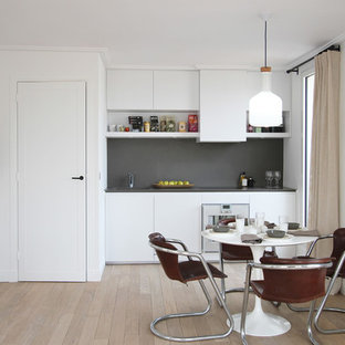 Foto di una piccola cucina moderna con ante lisce, ante bianche, paraspruzzi grigio e nessuna isola