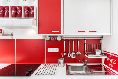 トゥールーズにある低価格の小さなトランジショナルスタイルのおしゃれなキッチン (一体型シンク、赤いキャビネット、木材カウンター、赤いキッチンパネル、セラミックタイルのキッチンパネル、白い調理設備、淡色無垢フローリング、アイランドなし) の写真