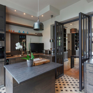 Inspiration pour une cuisine design en U fermée et de taille moyenne avec un évier posé, un placard à porte plane, des portes de placard en bois brun, un électroménager encastrable, un îlot central, un sol multicolore et un plan de travail gris.