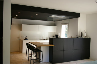 Cette image montre une cuisine design de taille moyenne.
