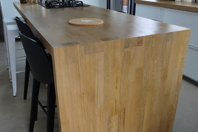 Inspiration pour une cuisine minimaliste avec un plan de travail en bois.
