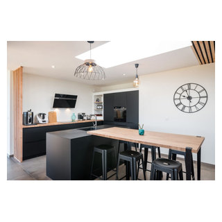 Ambiance noir et bois dans une maison en ossature bois. - Contemporain