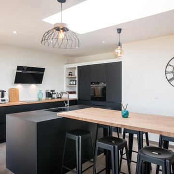 Ambiiance noir et bois dans une maison en ossature bois.