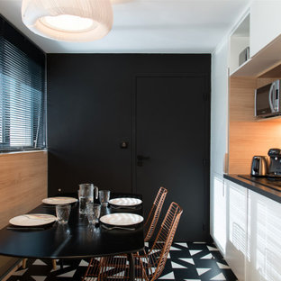 Idee per una piccola cucina moderna con lavello sottopiano, ante a filo, ante bianche, top in laminato, paraspruzzi marrone, paraspruzzi in legno, elettrodomestici da incasso, pavimento in vinile, nessuna isola, pavimento nero e top grigio