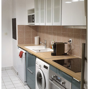 Ispirazione per una piccola cucina parallela tropicale chiusa con lavello sottopiano, ante di vetro, ante turchesi, top in laminato, paraspruzzi con piastrelle in ceramica, pavimento con piastrelle in ceramica e pavimento bianco
