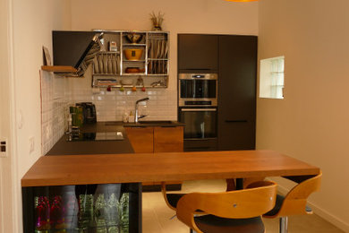 Inspiration pour une cuisine américaine encastrable design en U et bois brun de taille moyenne avec un évier 1 bac, un placard à porte affleurante, une crédence en bois, un sol en carrelage de céramique, un sol gris et un plafond décaissé.