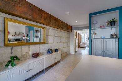 Cette photo montre une cuisine ouverte tendance de taille moyenne avec un placard sans porte, un plan de travail en bois et îlot.