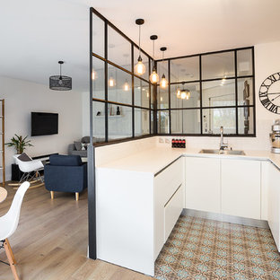 Idee per una cucina ad U scandinava di medie dimensioni con elettrodomestici da incasso